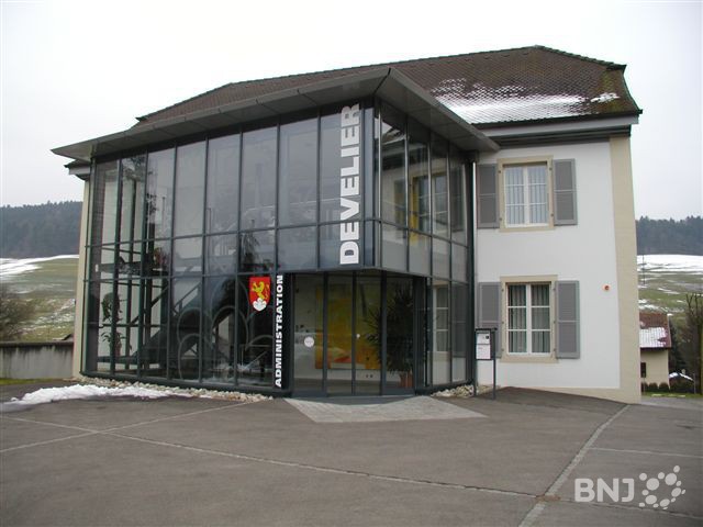 Le bâtiment de l'administration communale de Develier.