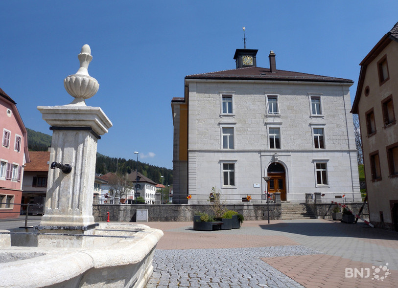 Place du village à Villeret