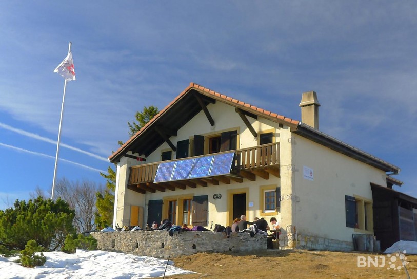 La cabane Perrenoud appartient à la section neuchâteloise du Club Alpin Suisse.