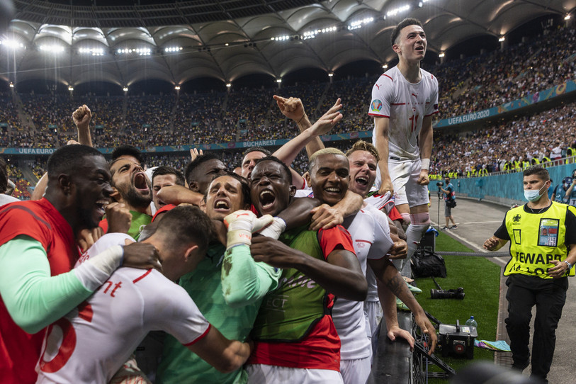 L'équipe de Suisse exulte après sa victoire aux tirs au but contre la France. (Photo : KEYSTONE / Jean-Christophe Bott).
