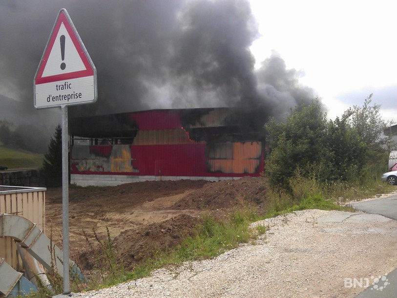 La halle de stockage de l'entreprise Vox Dei à Reconvilier brûle, mercredi après-midi.