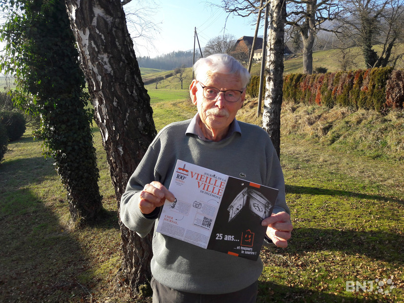 Jean-Louis Rais, le premier rédacteur du journal, tient fièrement le 100e numéro.