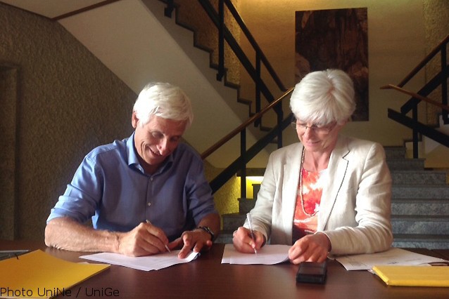 Jean-Dominique Vassalli, recteur de l’Université de Genève, et Martine Rahier, rectrice de l’Université de Neuchâtel, au moment de la signature de la convention.