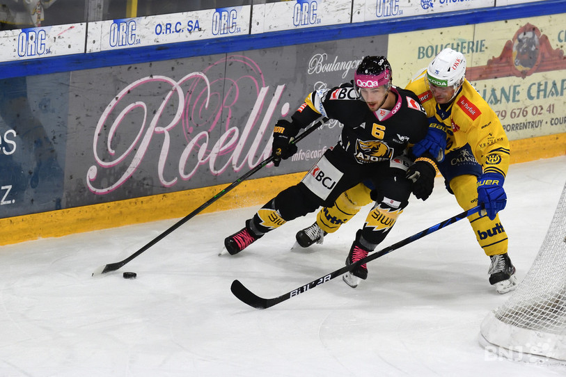 Jérôme Leduc (ici devant Lukas Stoop) a inscrit son 3e but de la saison jeudi face à Davos (photo : Georges Henz).