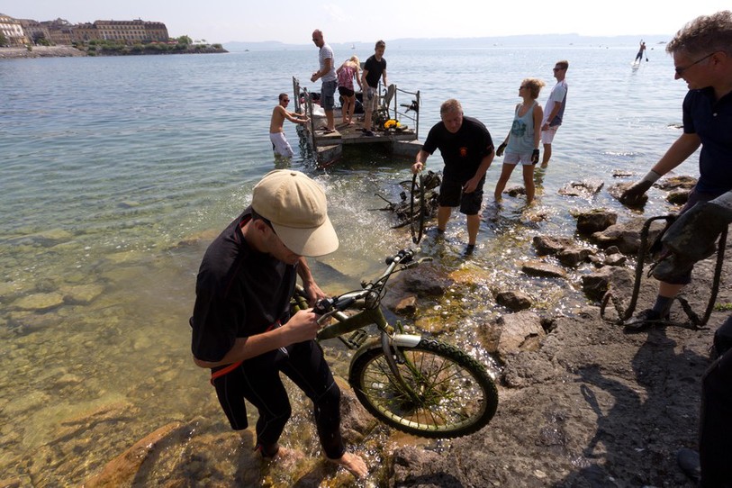 Neuf vélos ont été sortis du lac samedi