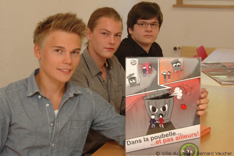 Les trois étudiants du CIFOM (David Monnet, Tanguy Jeanneret et Steve Visinand, de gauche à droite) ne pensaient pas voir leur affiche être adoptée par la Ville du Locle.