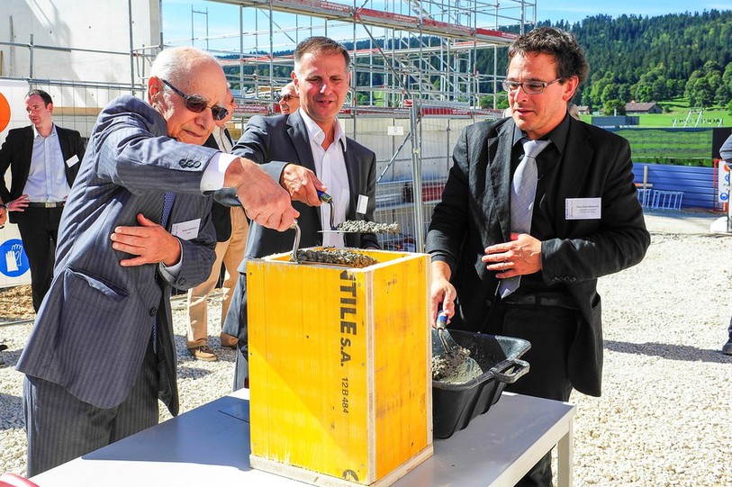 La pose de la première pierre a eu lieu en présence des autorités. De gauche à droite: Zuhayr Mikdashi, président du conseil d'administration de Fehr + Cie SA, Patrice Luthi, directeur général, Théo Huguenin Elie, conseiller communal Ville de La Chaux-de-Fonds.