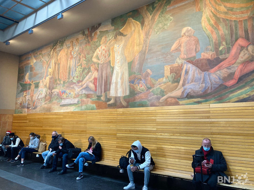 «  Les baigneurs  », peinture murale réalisée par Georges Dessouslavy dans le hall de la gare de Neuchâtel en 1937-39.