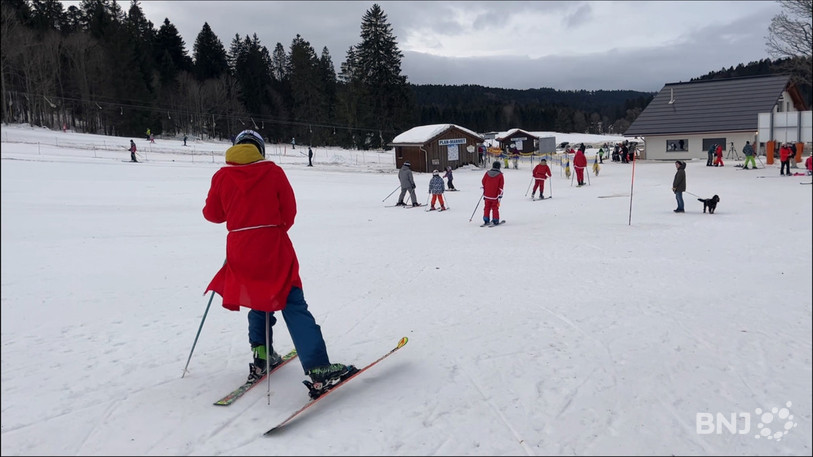 Les skieurs déguisés en Mère ou Père Noël avaient droit à un forfait gratuit ce vendredi aux Bugnenets-Savagnières.