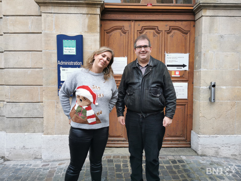 Jeanne Perret Ishiguro, employée aux naturalisations par la Ville d’Yverdon-les-Bains et François Zürcher, secrétaire municipal.