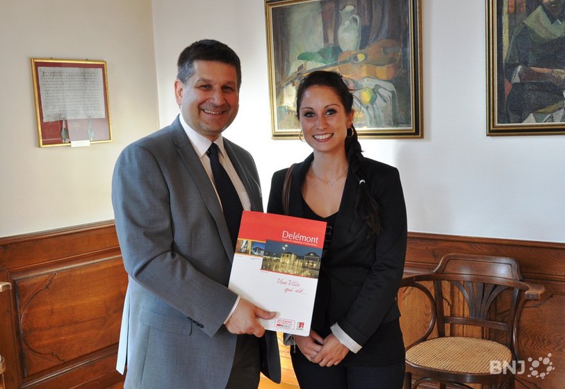 Constance Jaton a reçu un diplôme et quelques cadeaux de bienvenue des mains du maire Pierre Kohler