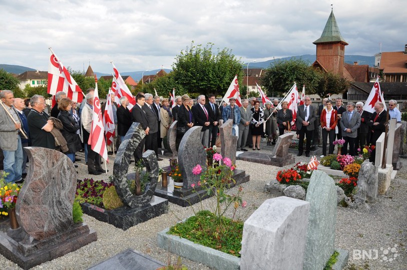Un moment de recueillement devant la tombe de Roger Schaffter