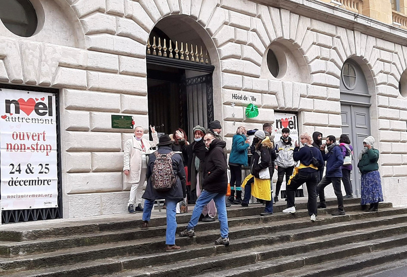 Les bénévoles de l'association Noël Autrement ne voulaient pas manquer ce moment de partage. (Photo: Noël Autrement).