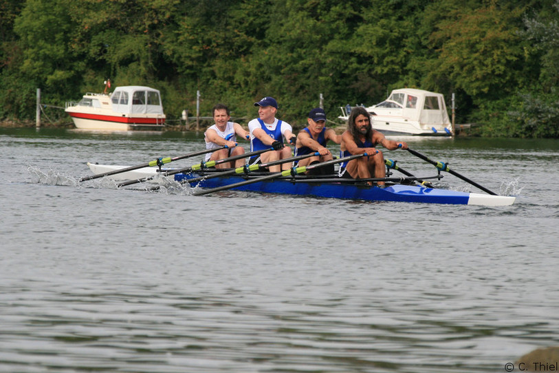 Les medaillés de bronze neuchâtelois en plein effort à mi-parcours sur le canal de l'Aar.