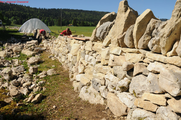Le mur de pierres sèches restauré