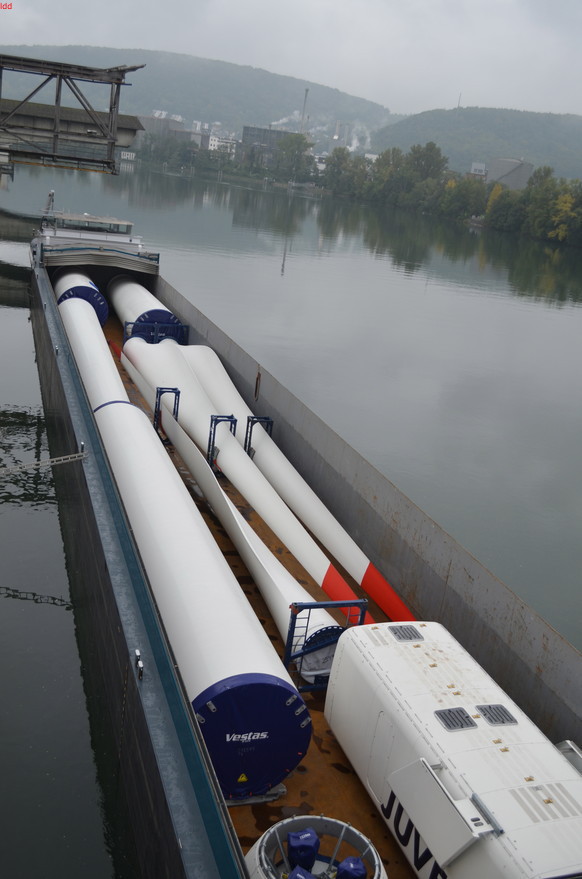 L'ensemble des éléments constituants l'éolienne est arrivée dans le même bateau, soit 327 tonnes au total.