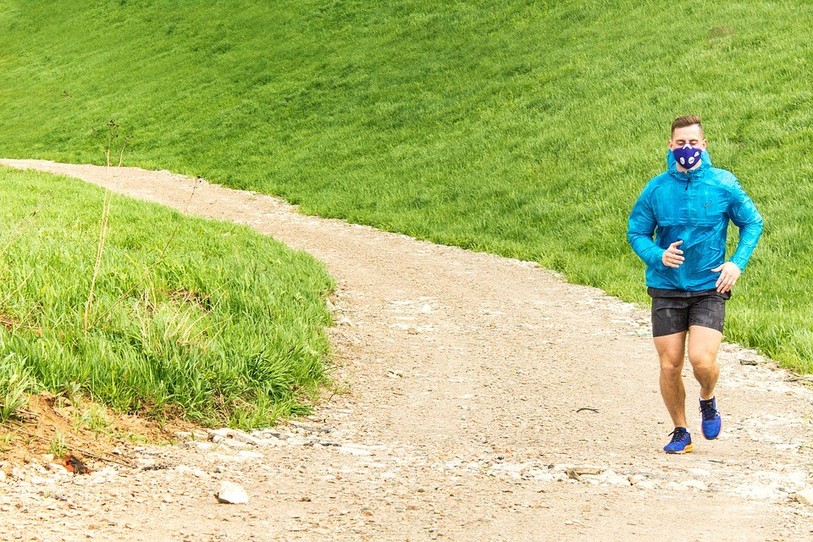 Il faut parfois davantage gérer son effort lorsqu'on fait du sport avec un masque. (Photo : libre de droits)