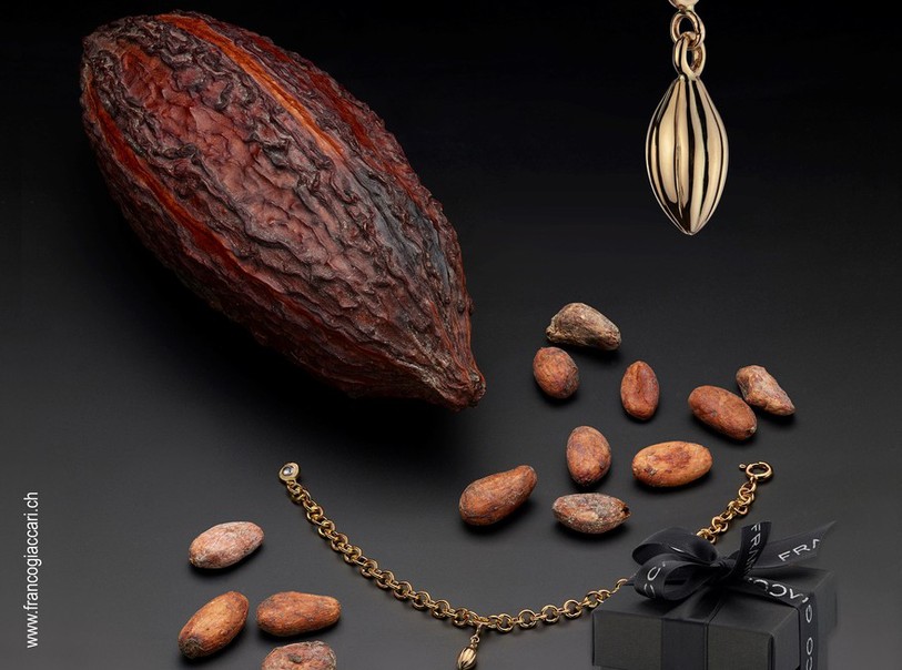 Des chocolats et une cabosse de cacao en or, or serti ou argent en vente pour soutenir deux causes.
