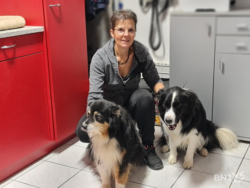Florence Schmid avec ses deux fidèles compagnons, Baya et Bo.