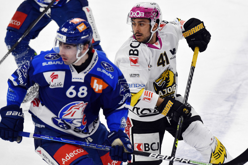 Maxime Fortier (ici en blanc face à Zurich) rejoint Jonathan Hazen à l'infirmerie du HC Ajoie (photo : KEYSTONE/Walter Bieri).