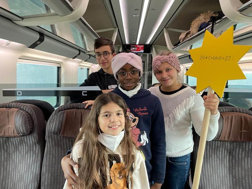 Salomé (assise), Victoria Bree (debout à gauche), Norah (debout à droite) et Sevan (derrière) durant le voyage vers Rome. (Photo : Missio)