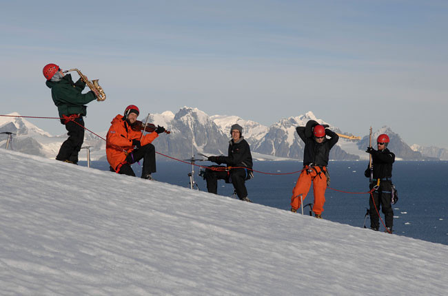 Le premier concert en Antarctique avec le groupe de scientifiques Nunatak