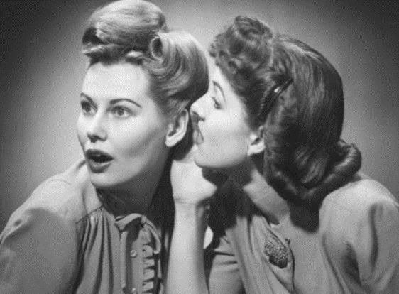 échange de potins entre femmes