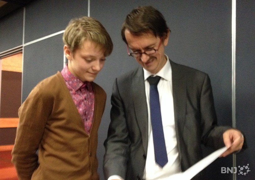 Emile découvre la vie professionnelle du conseiller communal de Val-de-Travers Christian Mermet à l'occasion de la journée Oser tous les métiers.
