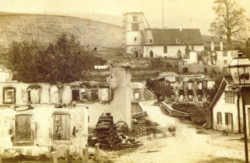 Un document exceptionnel : une photo des décombres prise peu après l'incendie de Travers en 1865.
