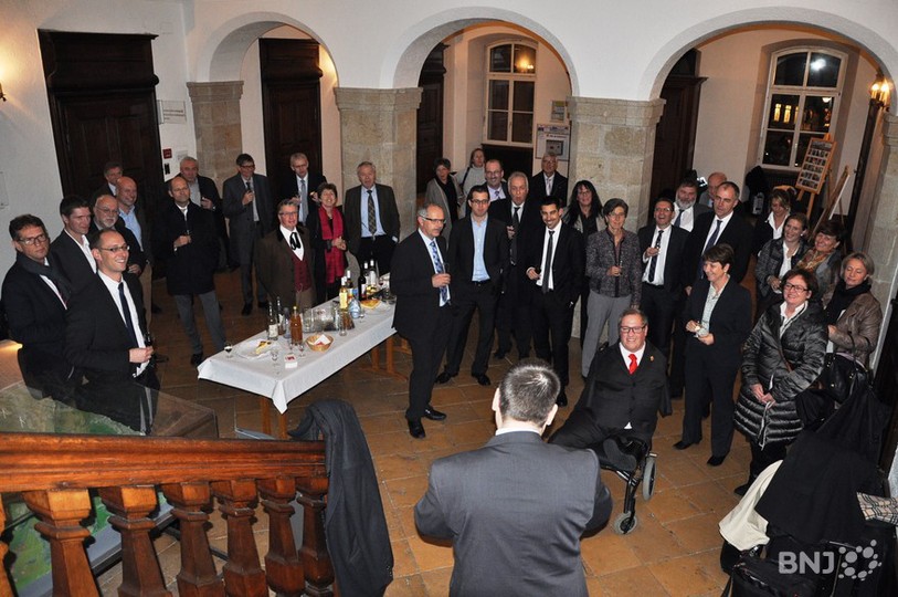 Le maire PDC de Delémont Pierre Kohler (de dos) a salué les élus démocrates-chrétiens et évangéliques dans le hall de l'Hôtel de ville