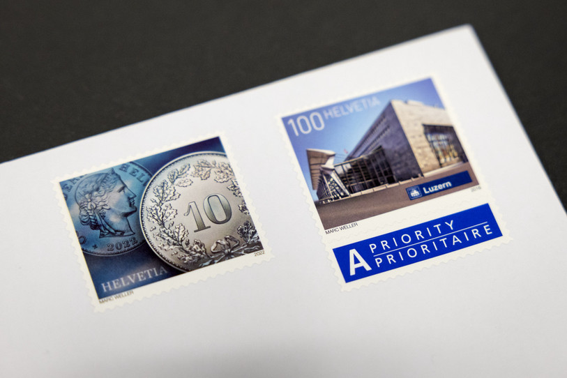 Les anciens timbres restent valables, mais doivent être accompagnés d'un supplément. (KEYSTONE/PETER KLAUNZER)