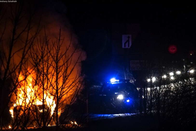 La voiture a pris feu vers le sommet du col.