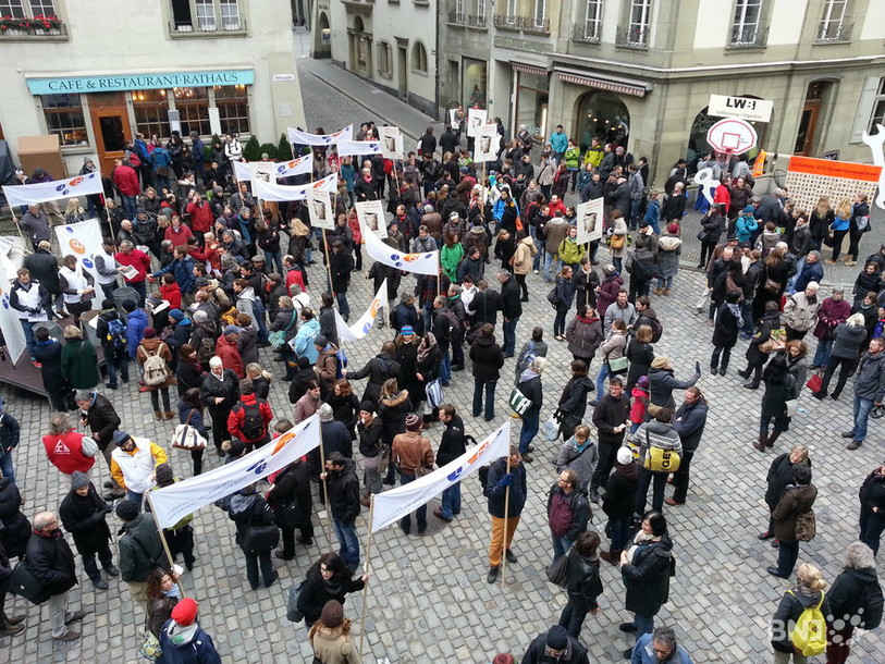 Pendant que les députés débattent, le syndicats des enseignants manifeste devant le Rathaus.