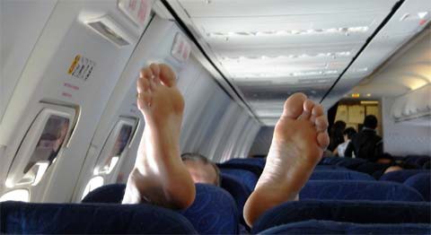 Parmi les comportements peu conseillés : se mettre pieds nus...