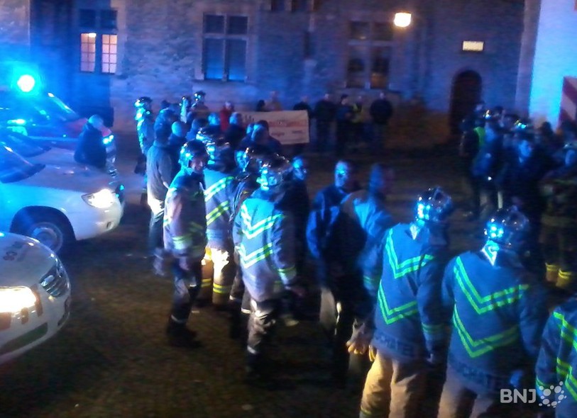 La venue des grévistes au château, sirènes hurlantes, n'a pas plu au gouvernement.