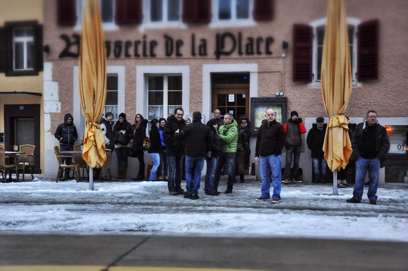 La brasserie accueillant les prélocations de Saintimania n'était pas encore ouverte que les premiers fidèles se pressaient déjà devant la porte (Photo: Olivier Trummer)