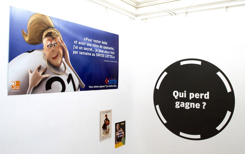 Des affiches et des illustrations d’art montrent les figures du gagnant et du perdant. Crédit : MAHN.