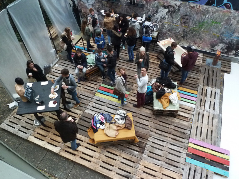 La classe 15B a réaménagé un corridor extérieur pour en faire un lieu convivial (Photo ldd)