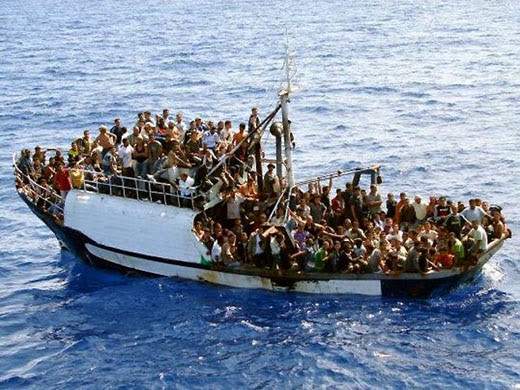 Lily, l'héroïne de la chanson de Pierre Perret, est arrivée sur un bateau de migrants comme celui-ci.