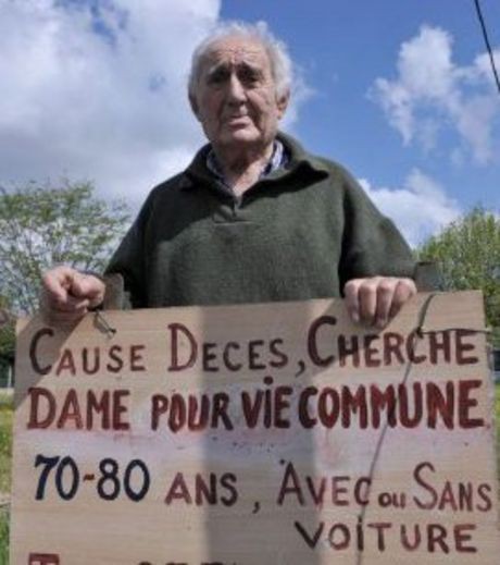 Roger-Marc, 90 ans, a tout simplement planté un panneau dans son jardin pour trouver l’amour.