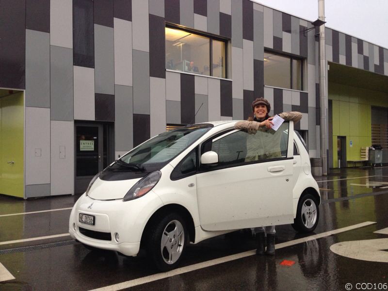 Aline, première détentrice d'un permis passé sur une voiture électrique.