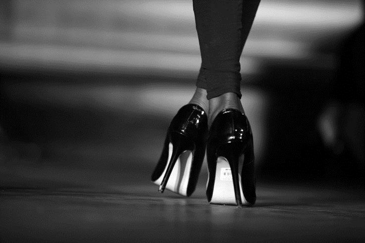 La majorité des femmes enlèvent ses souliers à talons après 2 heures 47.