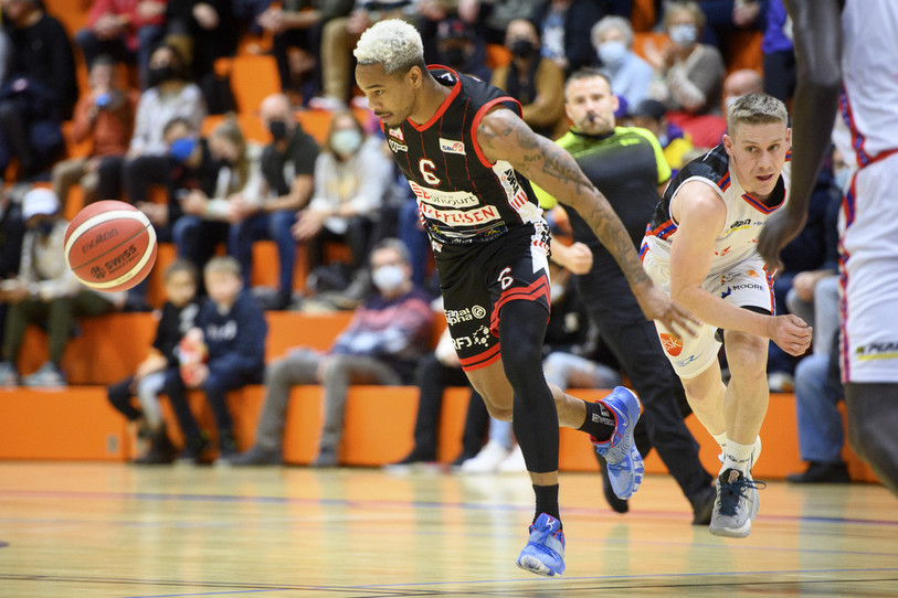 Le BCB et Derek Jackson ont couru après le ballon et après le score en fin de match (photo : archives, KEYSTONE/Laurent Gillieron).