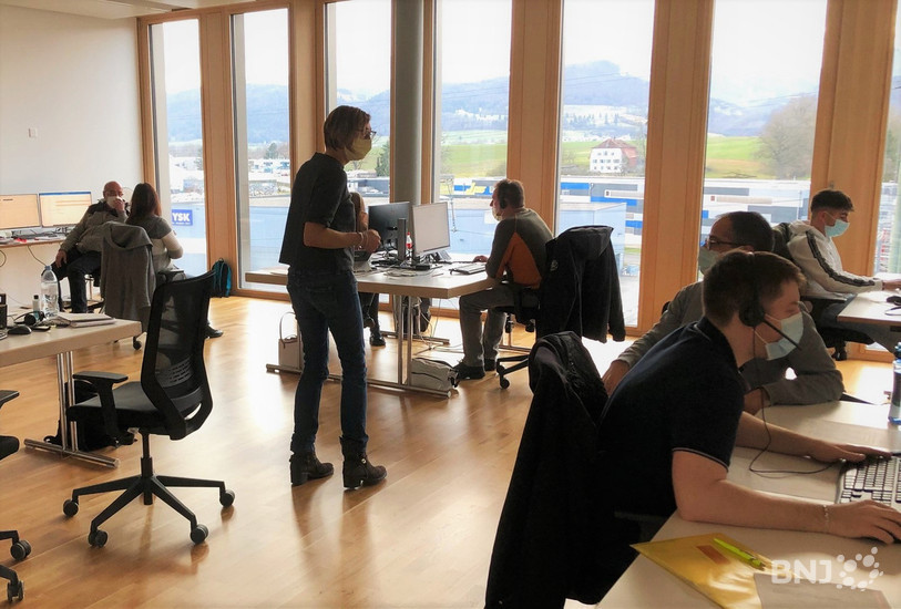 La hotline cantonale, ici supervisée par sa responsable Sophie Chevrey-Schaller, reçoit actuellement des milliers d'appels quotidiennement.