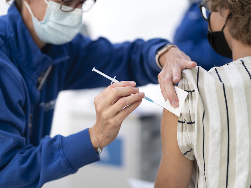 La deuxième dose de rappel est disponible dès ce lundi dans le Jura (Photo : KEYSTONE/GAETAN BALLY)
