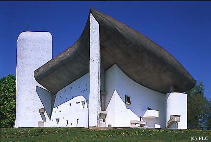 Le vitrail cassé est le seul où Le Corbusier a apposé sa signature