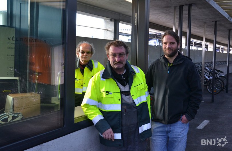 Nicolas Jeanbourquin, moniteur d’atelier à Caritas Jura (à dr.), a mis en place la Vélostation avec deux collaborateurs de Propul's