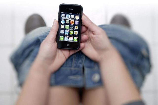 Rien de plus agaçant que quelqu'un qui répond au téléphone alors qu'il est aux toilettes !