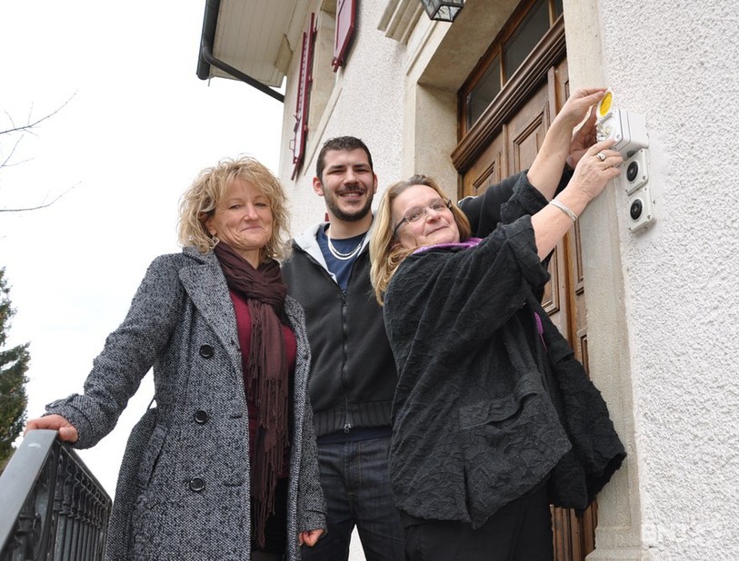 La sirène de Mettembert a bien fonctionné, grâce aux conseils de l'électricien Marco Frey (au centre) et à l'habileté de Walburga Baettig (à droite), maire de Mettembert