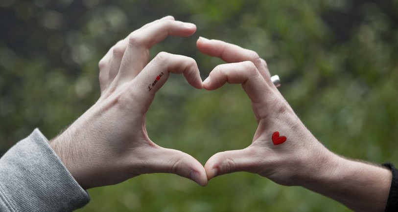 L’amour n’est pas une science exacte, mais il y aurait tout de même quelques signes qui permettent de penser qu’une relation a de bonne chance de durer. 